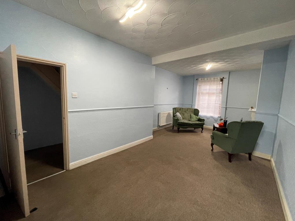 Lot: 31 - THREE-BEDROOM TERRACED HOUSE - Living/dining room